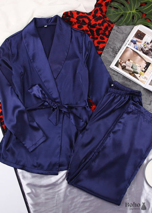 Pijama bohemio de satén Francine en azul marino, marrón y negro.